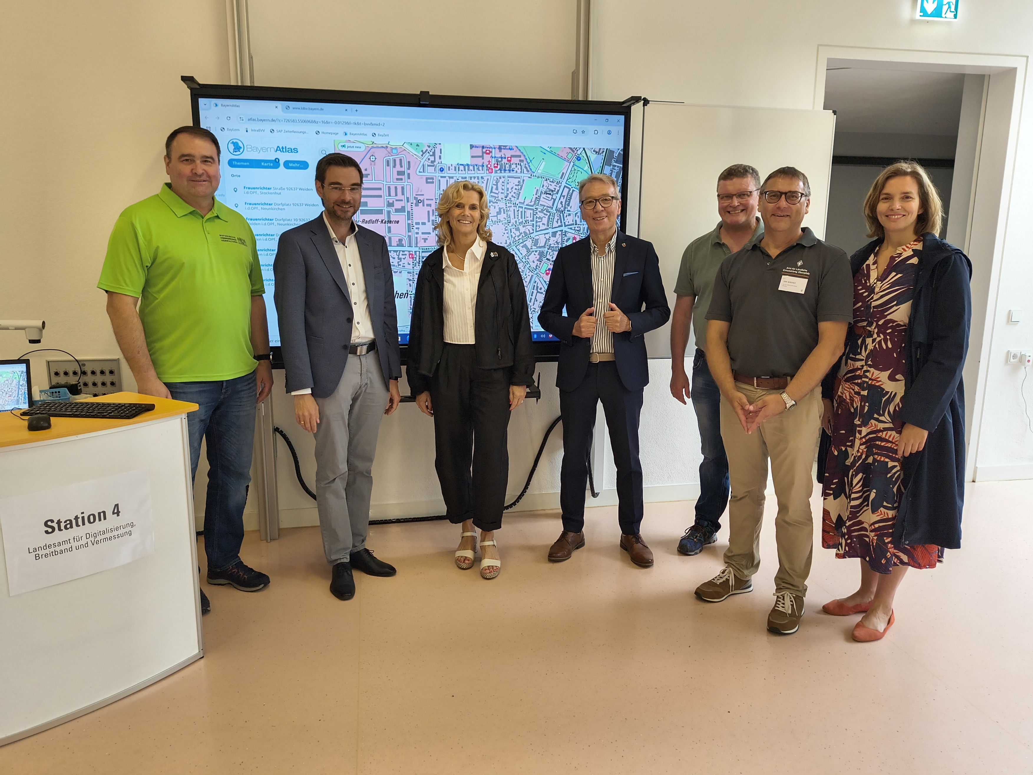 Gruppenfoto_Tag_der_Geodäsie_Kepler_Gymnasium v.l. VD Gesierich, MdL Oetzinger, stellv.Landrätin Lang, stellv.BGM Wildenauer, Schulleiter Wildgans, Abt.Leiter ALE Bergner, MdL Weber