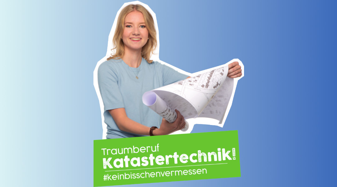 Katastertechnikerin junge blonde Frau, die einen Plan in der Hand hält, unter Ihr steht der Satz