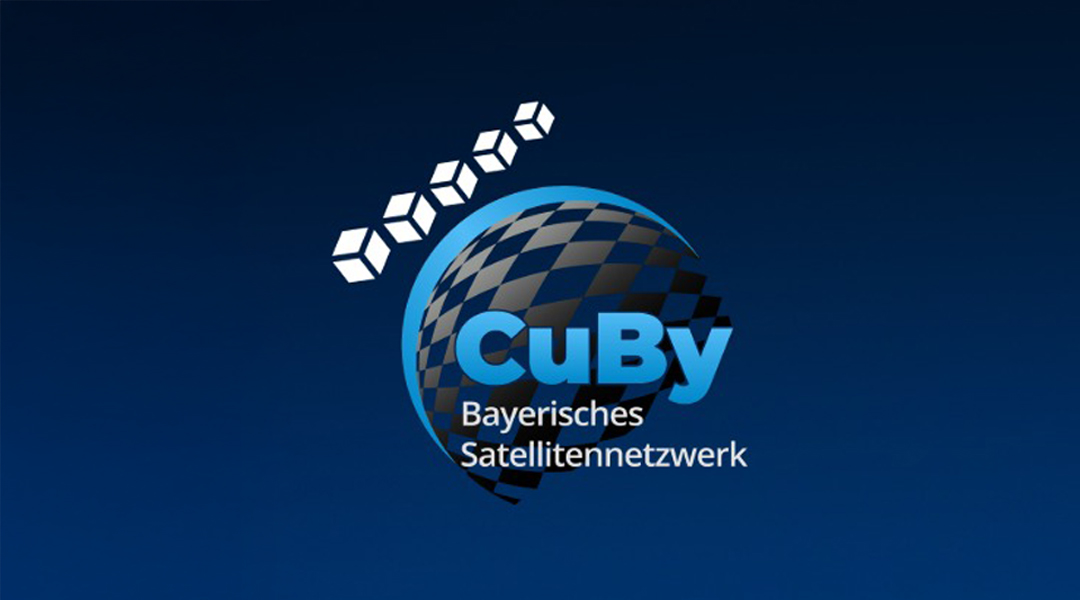 Collage zum Satellitenstart, blauer Hintergrund mit 5 kleinen Quadraten und das Logo 