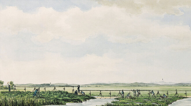 Farbiges Aquarell zur Messung der Basislinie. Im Vordergrund wird der Aufbau von Holzlatten mit Stativen und ein Fluss dargestellt. Im Hintergrund ist grüne Landschaft zu sehen.