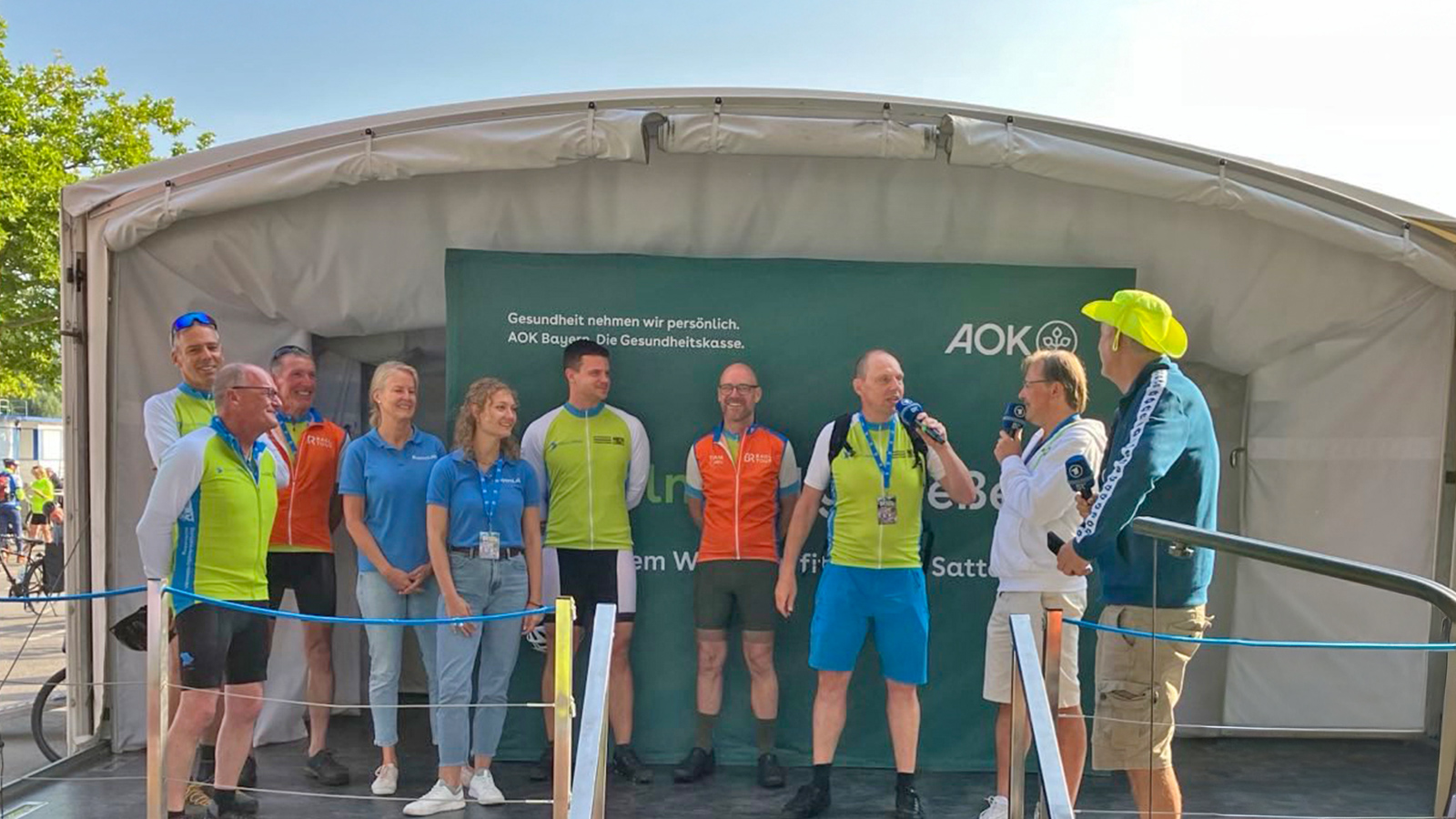 Teamvorstellung auf der Bühne Eine Gruppe von LDBV-Mitarbeiterinnen und Mitarbeitern auf der Bühne