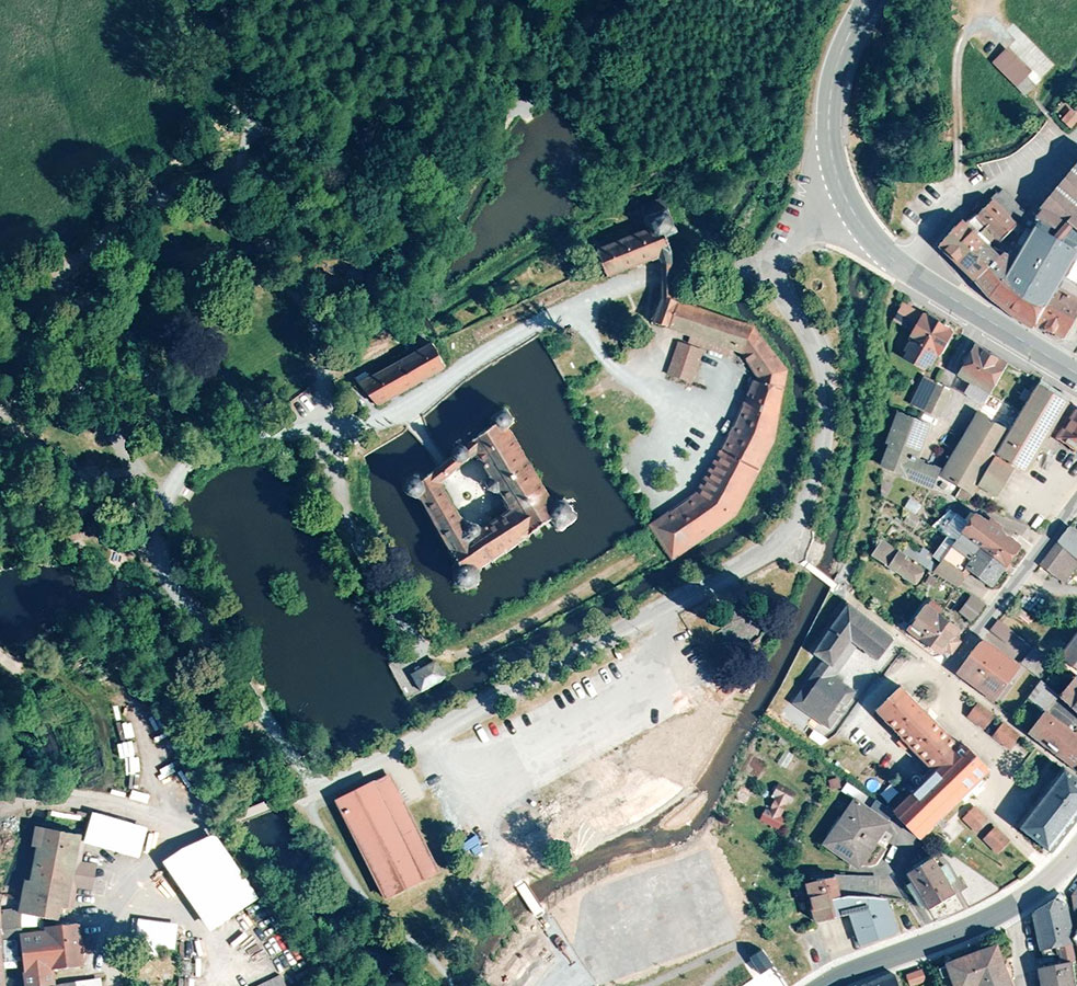 Schloss Mitwitz, Mitwitz, Digitales Orthophoto, 2023 Wasserschloss umgeben von Bäumen, Straßen und