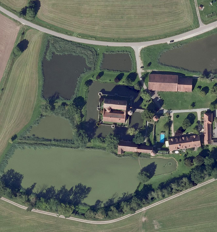 Schloss Sommersdorf, Burgoberbach, Digitales Orthophoto, 2023 Wasserschloss umgeben von Feldern